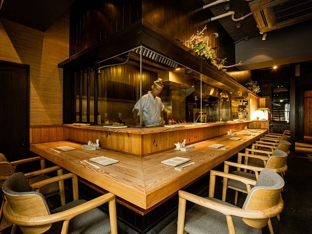 一人で気軽なディナーにも、フォーマルな会食にも対応できる空間