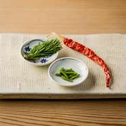 昔から親しまれていた和のハーブや、滋味深い無農薬・自然栽培の野菜をふんだんに取り入れています。生産者の思いが込められた素材の持ち味を見極め、丹精込めて仕上げています。