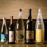 日本各地の蔵元から厳選した日本酒は、気軽に楽しめるものから珍しい銘柄まで取り揃えています。料理を引き立てるのはもちろん、時季によって変わるラインナップも楽しめます。