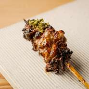 プリッ、コリッとした心地よい食感がある食道には、粗く潰したビャクシンの実を添えて。ビャクシンの鮮烈な香りが、噛むほどに味わいが広がる『食道』を引き立てています。