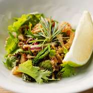 香ばしく焼き上げたつくねをそぼろ状にほぐし、杉やもみの新芽、伝統野菜の唐辛子「あじめこしょう」などと合わせて。店主がラオスで出合ったメニューをベースにした、香り豊かな一皿です。