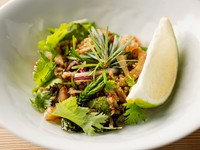 エスニック料理をヒントに、和ハーブで独自のスタイルに仕上げた『鳥そぼろ　ラープスタイル』