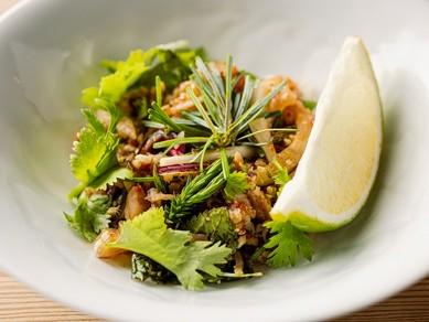 エスニック料理をヒントに、和ハーブで独自のスタイルに仕上げた『鳥そぼろ　ラープスタイル』