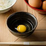鶏に余計なものを一切与えず、健康的な環境で育てる「大松農場」の卵は、レモンイエローの黄身と自然な味わいが特徴。無農薬コシヒカリのご飯にかけて、素材の持ち味を堪能できます。