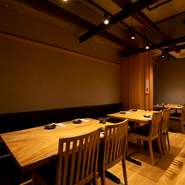 木の温もりを感じられ高級感漂う店内ですが、居心地の良いアットホームな空気が広がります。個室で行う接待も良いですが、オープンキッチンを眺めながら食事ができるテーブル席での接待もオススメです。