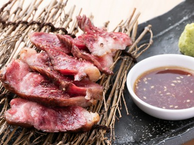 肉の旨みたっぷりで、噛むたびに肉汁が溢れ出してくる『和牛サガリのたたき』