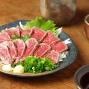 サガリの中心まで熱を通しつつも、表面に綺麗な焼き色が付くように調整しながら火入れが行われています。旨みたっぷりでジューシーなサガリを自家製ジャポネソース、塩、山葵で満喫。