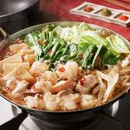 糸島野菜とプリップリのしま腸を使用。オリジナルの出汁で煮込んでいただいてください。