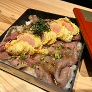 福岡名物明太子を丸ごと1本使用した「明太子の天ぷら」と甘辛いタレで仕上げる和牛の「焼きすき」がコラボレーションした『明太天和牛焼きすき重』。明太子と和牛の甘じょっぱさが食欲をそそるランチ限定メニュー。
