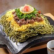 ガーリックライスを卵でくるみ、大根おろしと大葉を山盛りにトッピング。味の決め手は、オリジナルのガーリックポン酢。擦り下ろしたガーリックをポン酢にたっぷり加えることで、全体の味を引き締めます。