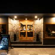 窓や扉には透明ガラスが嵌め込まれ、外からも店内の様子を窺い知ることができます。鍋を中心に向かい合い、笑顔で談笑する人々。「もちろん、お一人様から大歓迎」と話します。