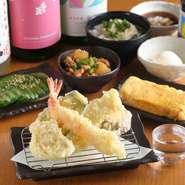 多くの人々か行き交う京橋駅前エリアの一角で、こだわりの天ぷらを楽しめるお店。お一人様から気兼ねなく足を運べる、オープンな雰囲気が魅力。お一人様ランチから、チョイ飲みまで多くの場面で利用できます。