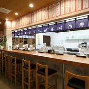 お一人様も楽しいお店。カウンター席では天ぷらを揚げる臨場感を間近に一杯いただけます。10時のオープンから、23時のクローズ（L.O.22時半）まで営業しているため、少し早めからの贅沢な一杯もオススメです。
