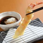 ファミリーも気兼ねなく利用できる、アットホームな雰囲気もお店の見どころです。家庭では準備に手間のかかる、天ぷらを家族で楽しみたいときは、ぜひ【大阪　天ぷら　元気】へ。