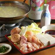 博多水炊きや博多もつ鍋などの友人とシェアして楽しめる鍋物に、イチオシメニューに飲み放題が付いたコースメニューもあり。20名以上の貸し切りなども相談できるため、団体での宴会時はぜひお店までご連絡を。