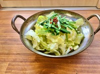 九州から取り寄せた醤油をブレンドした特製スープといただく、プリっとした食感のもつは絶品。キャベツとニラの甘みもクセになる、味わい深い逸品です。