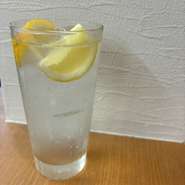 レモンカットが入ってます。
さっぱりとして天ぷらやもつ鍋に相性抜群です。