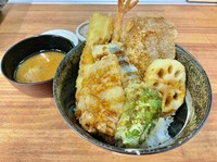 野菜3種・エビ・イカ・白身・ブタが入っております。