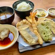 野菜3種・エビ・イカ・白身・ブタが入っております。