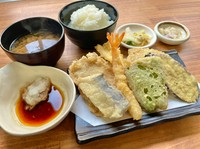 野菜3種・エビ・イカ・白身・ブタが入っております。