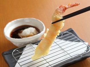 お店自慢の揚げたて天ぷら。軽やかな衣が、食材をさらに魅力的に
