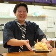 ゲストとのコミュニケーションの機会を大切にしている八幡氏。ゲストとの接点の多さも、“揚げたて”をそのまま届けるお店ならでは。より天ぷらを楽しんでいただくため、接客にもしっかりと心配りをしています。