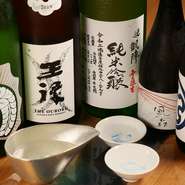日本酒は、別注品や数量の限られた希少品が主。さらに、注目の「クラフトサケ」もあります。従来の日本酒とこれからの日本酒に、自分なりのおいしさを見つけていきませんか？