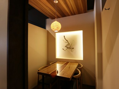 柔らかな灯りに照らされたオブジェ。雰囲気の良い完全個室が2室