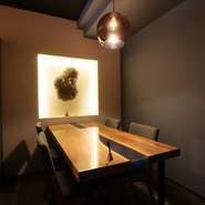 店内は上品で落ち着きがありつつも、スタッフの温かなもてなしによって肩の力を抜きながら相手をもてなすことができます。会話を弾ませ、心を通わせる席を設けたいときに。