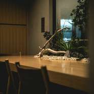 自然の美を活かしたオブジェが飾られ、ブラウンを基調とした店内。デートに向けて華やかさを身に纏う、女性たちのファッションを引き立てます。オシャレして出かけたい一軒。