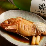 県内の漁師より活きた状態で届けられるので、鮮度の良さは折り紙付き。本来の味を味わえるようにと、煮付けはオーダー毎にごく短時間のみ。素材の良さが分かります。