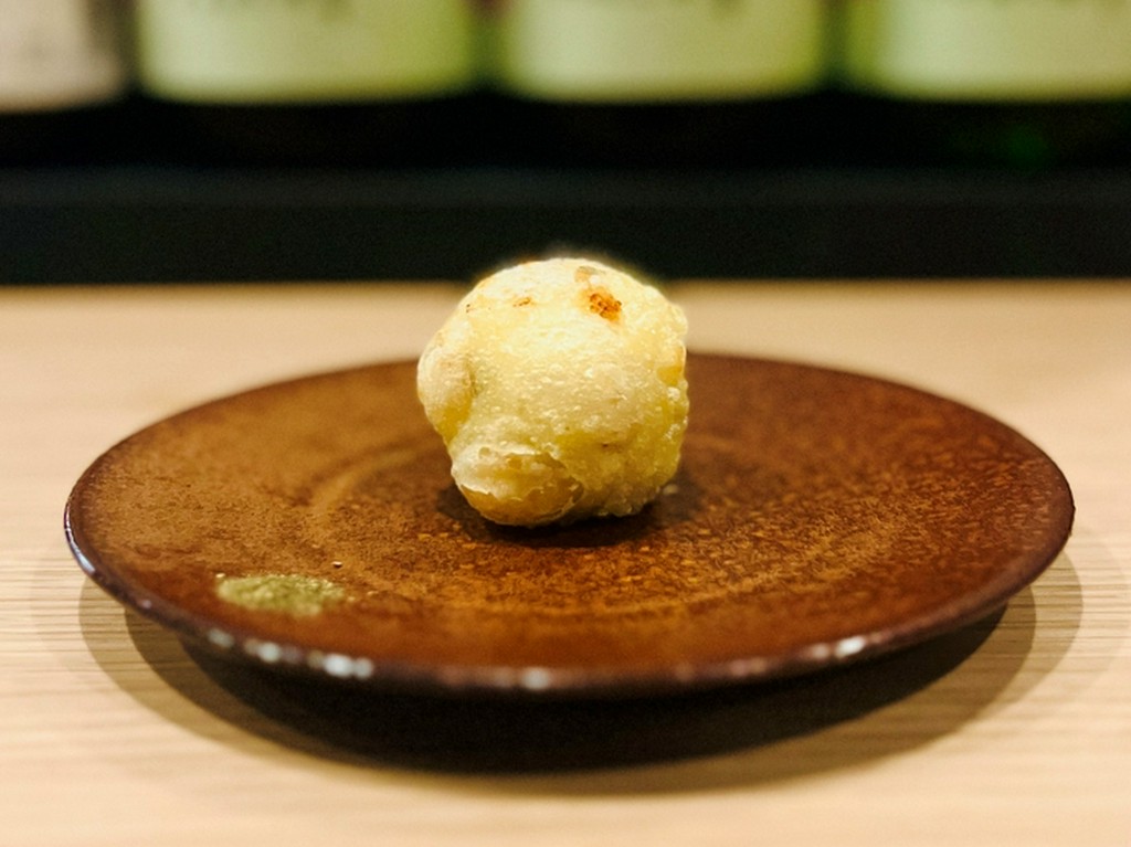 百合根のフォルムと食感を活かした『百合根と生ハムの天ぷら』