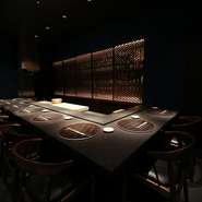 モダンで落ち着いた雰囲気の店内には８席のカウンター席をご用意しております。