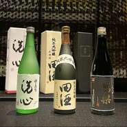各種用意している日本酒は大将が直接酒屋へ仕入れに行っています。
その時期ならではのもの、限定品、もちろんぴったり鮨とつまみに合う日本酒を取り揃えています。

画像は2024年12月上旬に仕入れたものです。