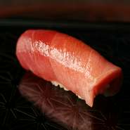 本気で食が好きな方。
鮨が好きな方。
もう人のペースを気にしながらの食事、しなくていいんです。

当店はおひとりさまでのご来店を歓迎しております。

どうぞ心行くまで鮨とあなたの世界をお楽しみ下さいませ。