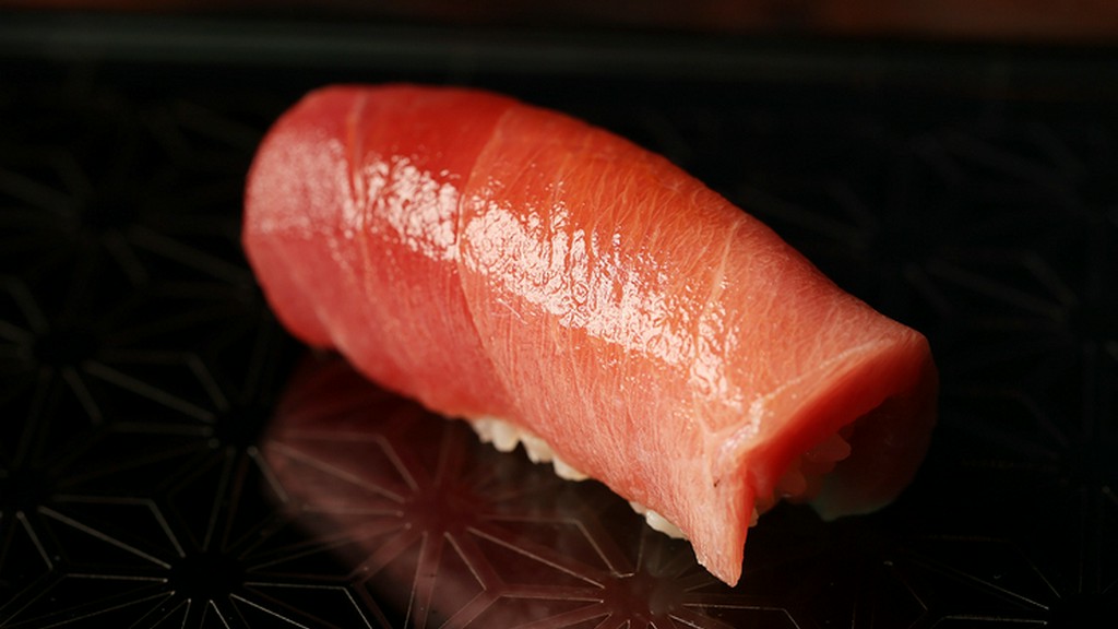 時間をかけて熟成。濃厚な旨みと、口の中で溶けていく食感、余韻とも格別の逸品『マグロ握り』