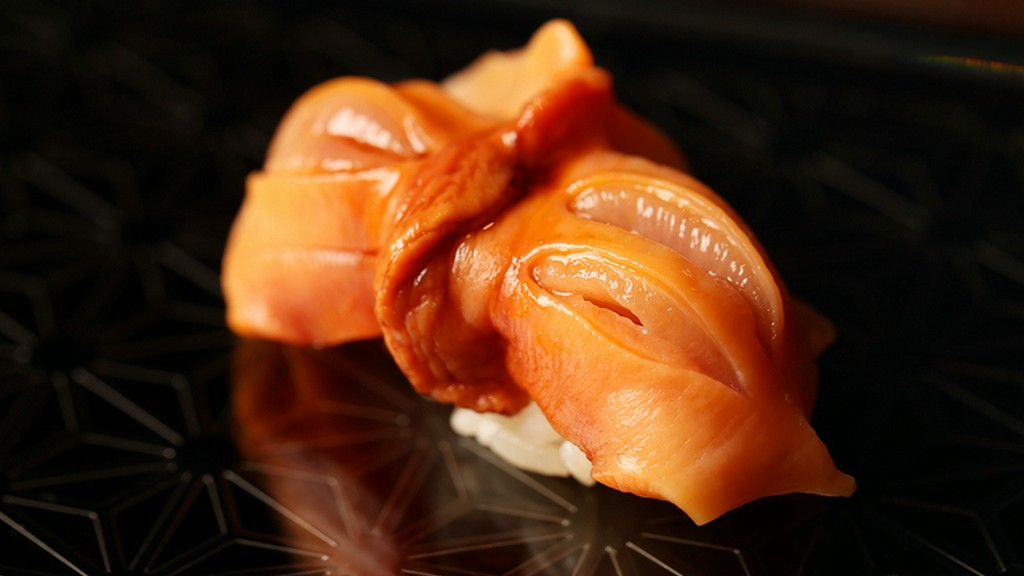 コリコリの食感が特徴。磯の香り、甘みと旨みがたまらない人気の一品『赤貝握り』