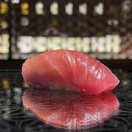 コースの主役となる鮪は厳選され豊洲より直送していただいております。
時には漬けに、時には海苔であしらわれ、様々な顔を見せてくれます。
時間をかけて熟成させ、職人技でもてなす至極の一貫。
濃厚な旨みと、口の中で溶けていく食感、余韻をお楽しみください。