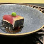 脂ののった戻り鰹。

当店では藁で燻し上げ、皮目は炭で香ばしく仕上げています。

一年のうちこの時期にしか味わうことのできない季節の一品です。

ぜひご賞味くださいませ。