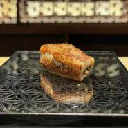 しっかりと手間暇かけて仕事をした穴子。

ふっくらふんわりと仕上げられた穴子と赤酢のシャリ、甘めな“ツメ”が相性ばっちり。

握りの締めに相応しい一品です。