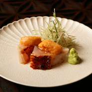 コース内の一品である『刺身』は、季節の恵みを、極上の肴として満喫できます。好みのワインや日本酒と共に味わう楽しみも。春夏秋冬、それぞれの旬の味を堪能あれ。（季節や仕入れ状況により内容は変更となります）