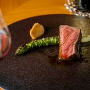 クリミとは、牛の肩肉から前脚上部でミスジに繋がる腕の部分。よく動かす部位のため脂肪が少なく赤身の旨みは濃いが、肉質は硬め。だがBMS12ランクになるとクリミにまでサシが入り、噛み応えはありつつ柔らかくなる