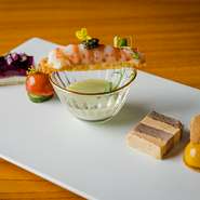 右から『白レバーのムース　蜜柑のジュレ』、『和牛タンとフォアグラのルクルス』、『枝豆の冷製スープ』、『鮎のパテと西瓜のジェリー』『水茄子と豊後アジのタルィーヌ』など
