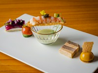 右から『白レバーのムース　蜜柑のジュレ』、『和牛タンとフォアグラのルクルス』、『枝豆の冷製スープ』、『鮎のパテと西瓜のジェリー』『水茄子と豊後アジのタルィーヌ』など