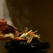 当店自慢の見事な一枚板のカウンター席でお客様の目の前で調理する目で楽しんでいただける調理や料理長自ら料理のこだわりや旬のオススメ等ご説明し、お食事を一層楽しめるお手伝いをさせていただきます。