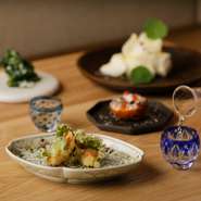 店内は落ち着いた色合いで、リラックスできる雰囲気。和風の落ち着いた空間でゆったり、美味しいお酒と丁寧に作られたお料理をお楽しみください。