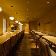 江戸時代に「市」が栄えるなど、金沢の歴史を見守ってきた袋町に2022年に誕生したホテル「SOKI KANAZAWA」1階にある日本料理店。石川県産の木や土など自然素材に包まれた、風雅な空間でくつろげます。