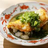 新鮮魚介などの地元食材と全国の旬の味覚を揃え、綿密な下処理と調理を徹底。ゲストが口に運ぶとき、食材のおいしさが最高潮に達するよう仕立てた料理を楽しめます。重層感のある、だしの旨みも心に響くでしょう。