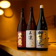 石川・福井・富山の地酒と日本各地の名酒を揃え、常時30銘柄ほどをオンリスト。旬食材に合うよう、四季折々の限定酒を銘柄入れ替えで供するのも魅力。料理とお酒の両方で季節のうつろいを感じられます。