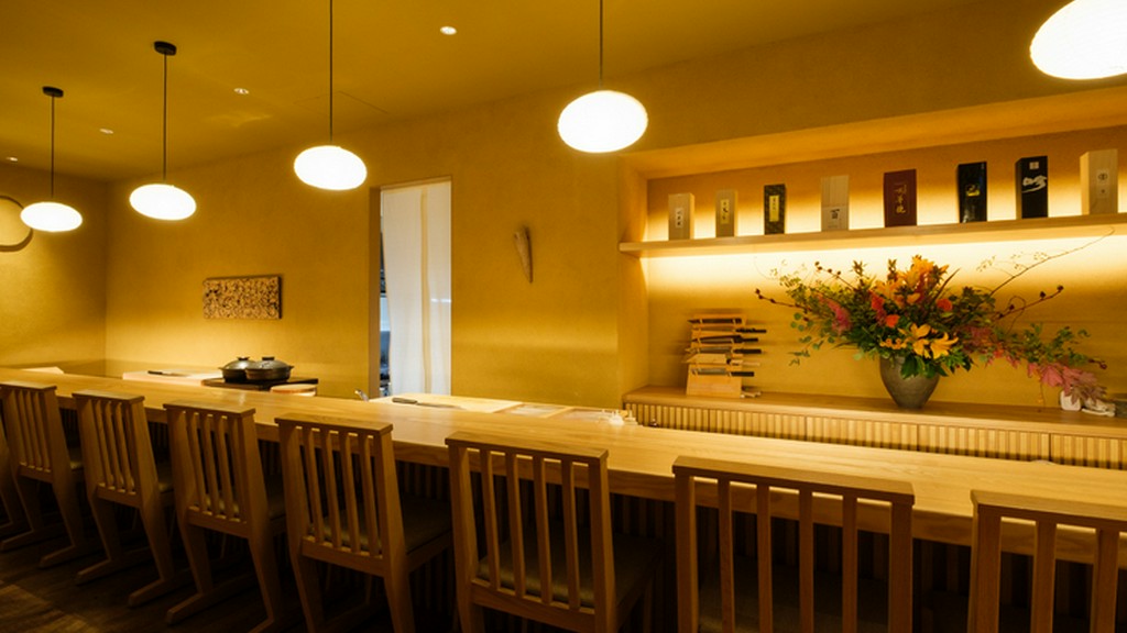 料理人の調理技や臨場感を楽しめるカウンターでの演出が人気